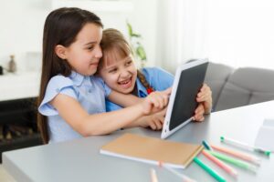نکات ایمنی اینترنت برای کودکان (توصیه های ضروری برای والدین)